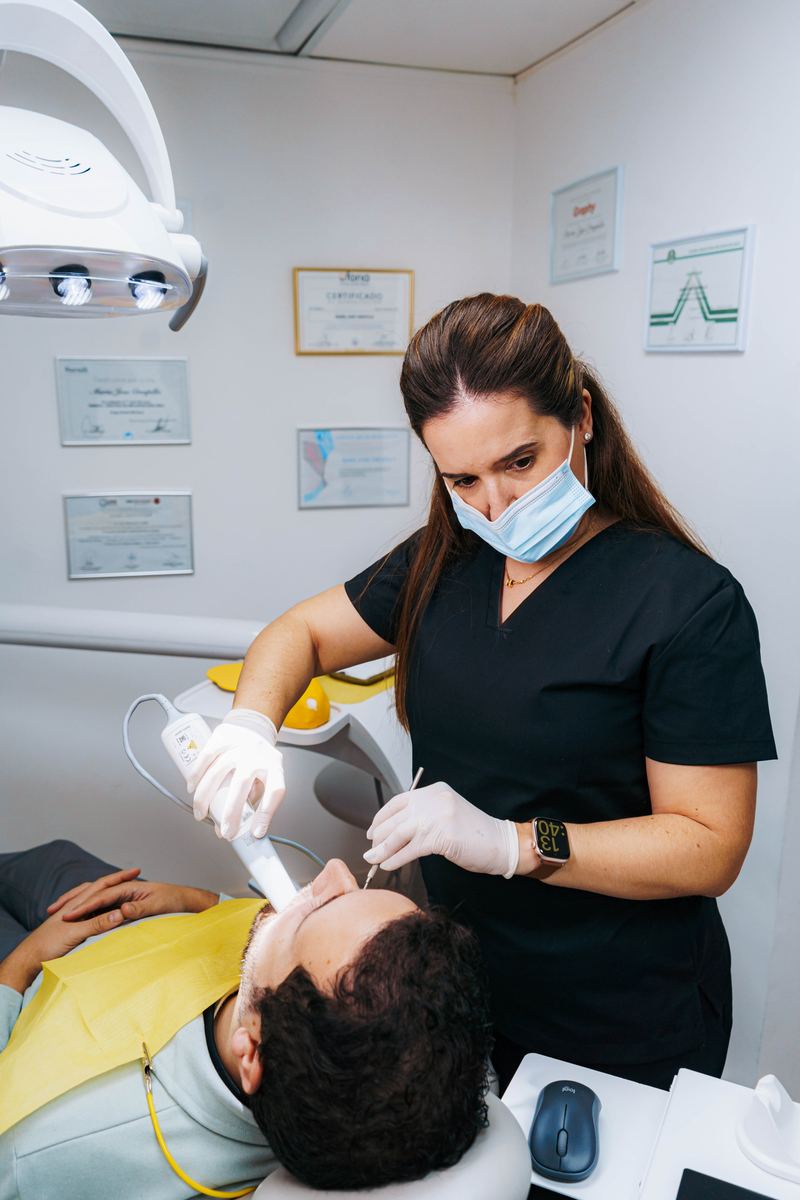Profesional de Odontología C&G atendiendo a un paciente